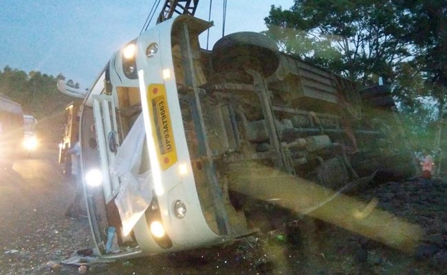 मध्य प्रदेश : नर्मदा सेवा यात्रा समापन रैली में जा रही बस पलटी, हादसे में तीन की मौत