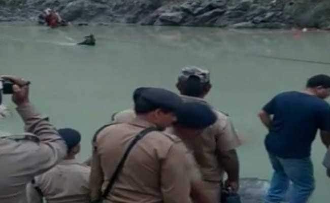 उत्तराखंड : श्रद्धालुओं को ले जा रही बस भागीरथी नदी में गिरी, 21 लोगों की मौत