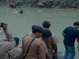 उत्तराखंड : श्रद्धालुओं को ले जा रही बस भागीरथी नदी में गिरी, 21 लोगों की मौत उत्तराखंड : श्रद्धालुओं को ले जा रही बस भागीरथी नदी में गिरी, 21 लोगों की मौत
