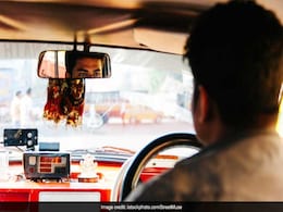 Kashmiri Cab Driver Returns Bag With Valuables Worth Rs 10 Lakh To Tourist Kashmiri Cab Driver Returns Bag With Valuables Worth Rs 10 Lakh To Tourist