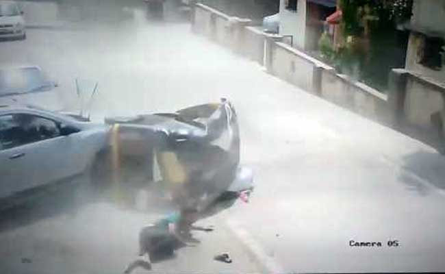 ब्रेक फेल होने से बेकाबू सिमेंट मिक्सर ने ऑटो को रौंदा, दो की मौत; कैमरे में कैद हुई घटना