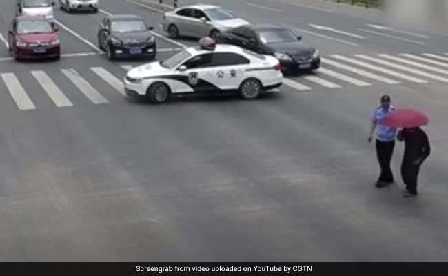 Cop Halts Traffic To Help Elderly Man Cross Road In Heartwarming Video