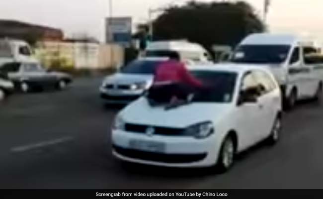 Video : पत्नी ने 'वो' के साथ कार में पकड़ा पति को, जमकर किया हंगामा