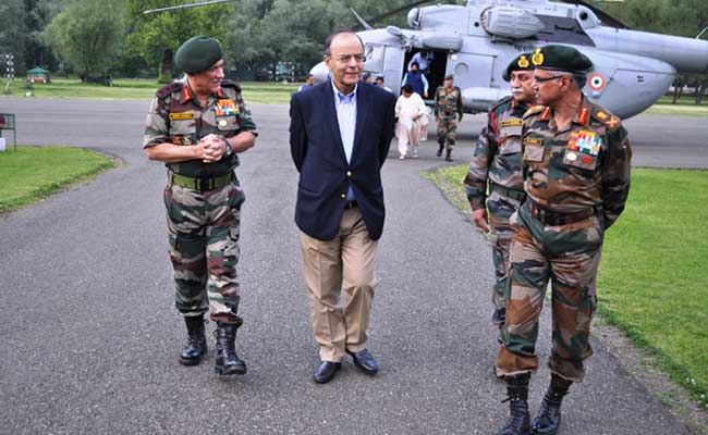 रक्षा मंत्री अरुण जेटली और सेना प्रमुख बिपिन रावत ने कश्मीर में सुरक्षा हालात का जायजा लिया