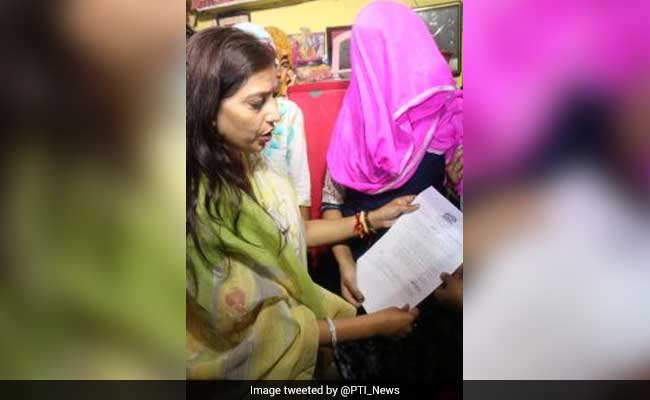 Delhi Mayor Offers Job Letter To E-Rickshaw Driver's Wife Who Was Beaten To Death