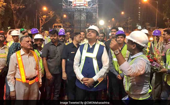 मुंबई : तड़के साढ़े तीन बजे मुख्यमंत्री देवेंद्र फडणवीस ने देखी "मेट्रो की रफ्तार"!