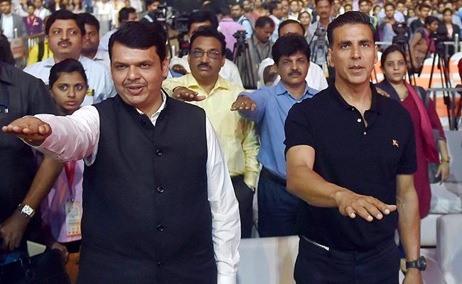 'Akshay Kumar Doesn't Age,' Says Devendra Fadnavis, Seeks Fitness Tips