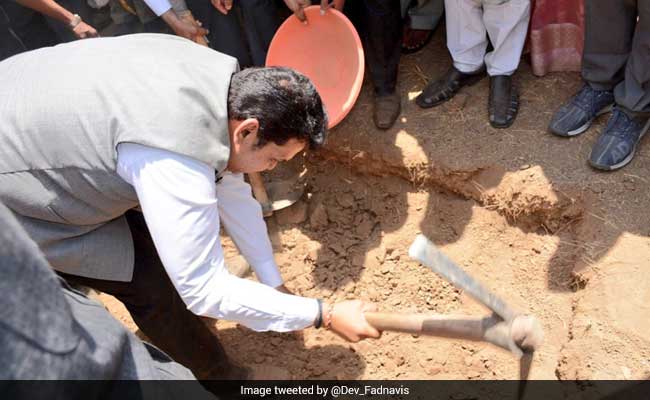 Devendra Fadnavis Offers 'Shramdan', Opposition Calls It Photo Op