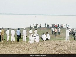 4 Doctors In A Boat Tried Taking Selfies Near Pune, Drowned 4 Doctors In A Boat Tried Taking Selfies Near Pune, Drowned