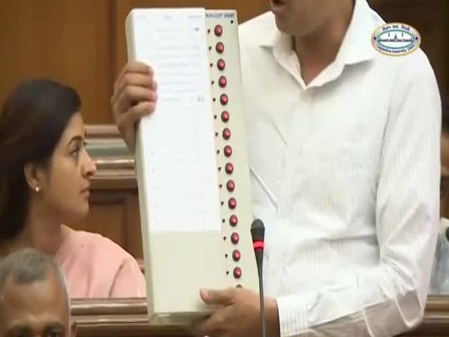 AAP नेता सौरभ भारद्वाज ने EVM से छेड़छाड़ का डेमो दिखाया, दावा- एक सीक्रेट कोड के ज़रिए होती है छेड़छाड़