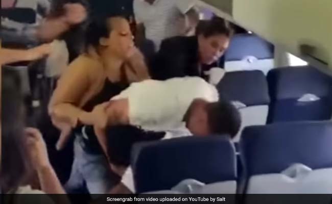 Viral video: हवाई जहाज में सीट को लेकर शुरू झगड़ा, अटेंडेंट पर बरसे लात-घूसे