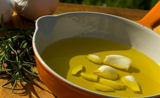 How to Make Garlic Oil for Natural Remedies: 9 Amazing Ways to Use it