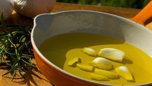 Benefits Of Garlic Oil: बालों के झड़ने, स्किन पर मुहासे और मुंह की दुर्गंध के लिए शानदार है लहसुन का तेल!