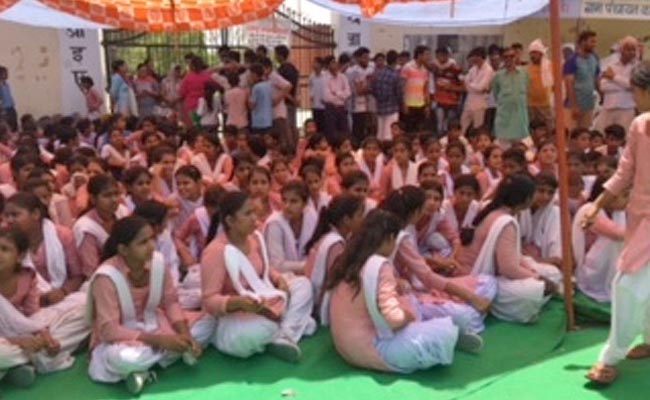 हरियाणा : रेवाड़ी के बाद गुड़गांव के कादरपुर गांव के बच्चों का धरना, स्‍कूल को 12वीं तक करने की मांग