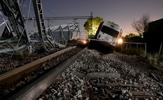 At Least 2 Dead As Greek Passenger Train Derails