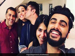 बॉक्स ऑफिस पर हिट रही अर्जुन-श्रद्धा की 'हाफ गर्लफ्रेंड', तस्वीरों में देखें स्टार्स ने कैसे मनाया जश्न बॉक्स ऑफिस पर हिट रही अर्जुन-श्रद्धा की 'हाफ गर्लफ्रेंड', तस्वीरों में देखें स्टार्स ने कैसे मनाया जश्न