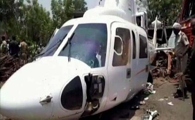 सीएम देवेंद्र फडणवीस का हेलीकॉप्टर उड़ान भरते ही जमीन पर गिरा, 15 दिन में दूसरा हादसा