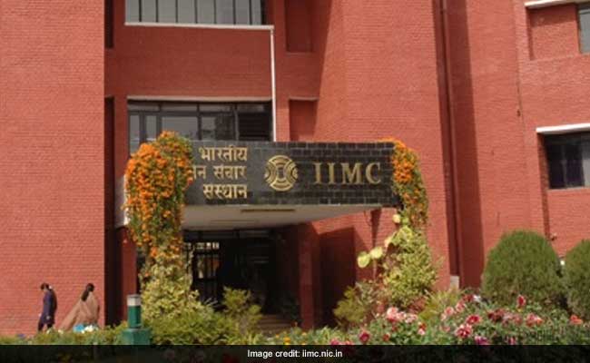 IIMC के छात्रों ने कैंपस खोलने और फीस माफ करने की मांग को लेकर किया प्रदर्शन