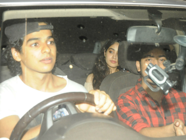 Jhanvi Kapoor, Shahid Kapoor's Brother Ishaan Khattar Trend After Showing Up At <I>Baywatch</i> Screening Together