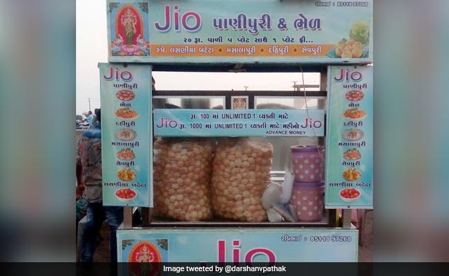 100 रुपए में यहां खाएं अनलिमिटेड गोलगप्पे, सोशल मीडिया पर छाया JIO पानी पूरी वाला