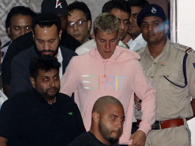 Justin Bieber Concert: Singer Navigates Mumbai Airport, Salman Khan's Bodyguard By His Side