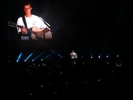 Justin Bieber's Fans Waited All Day To Hear Him... Lip-Sync? People Are Furious Justin Bieber's Fans Waited All Day To Hear Him... Lip-Sync? People Are Furious