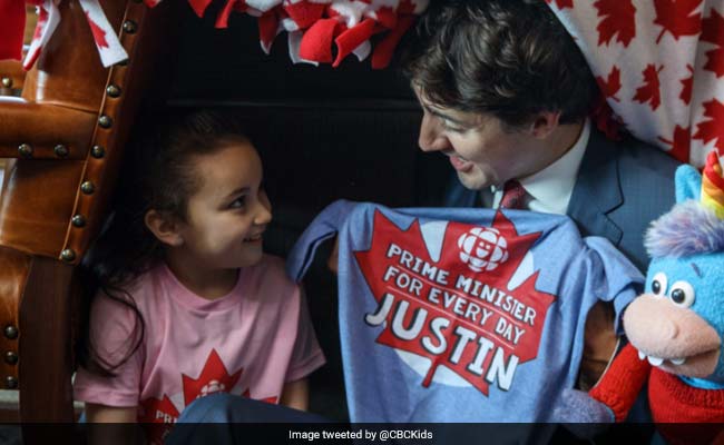 पांच साल की लड़की बनी कनाडा की प्रधानमंत्री, उसके इशारे पर काम करते दिखे पीएम जस्टिन ट्रूडो