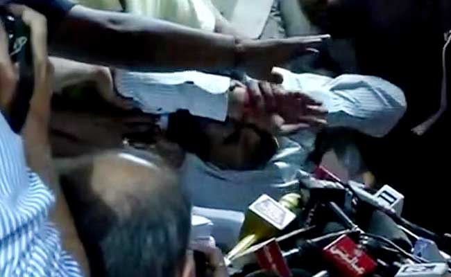 प्रेस कांफ्रेंस में बेहोश हुए कपिल मिश्रा, बेहोशी से पहले अरविंद केजरीवाल पर लगाए ये 11 गंभीर आरोप प्रेस कांफ्रेंस में बेहोश हुए कपिल मिश्रा, बेहोशी से पहले अरविंद केजरीवाल पर लगाए ये 11 गंभीर आरोप