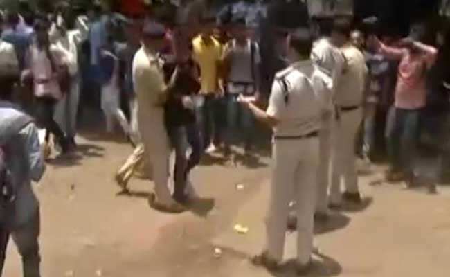 पटना: 12वीं में फेल छात्रों का विरोध-प्रदर्शन, पुलिस ने दौड़ा-दौड़ाकर पीटा