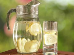 Lemon Water Side Effects: कहीं आप भी तो नहीं वजन घटाने के चक्कर में करते नींबू पानी का ज्यादा सेवन, हो सकते हैं ये नुकसान