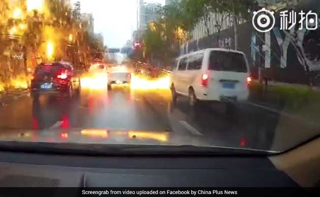 सड़क पर कारें गुजर रही थीं तभी होने लगी आग की 'बारिश', दिल दहलाने वाला है वीडियो