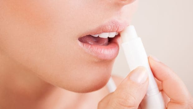 Natural Lip Scrubs: फटे होंठों से छुटकारा दे सकते हैं ये स्‍क्रब
