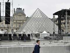 Plaza Outside Paris' Louvre Museum Evacuated Ahead Of Presidential Poll