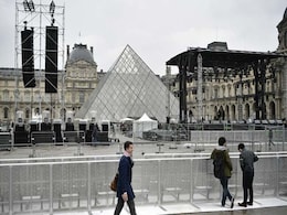 Plaza Outside Paris' Louvre Museum Evacuated Ahead Of Presidential Poll Plaza Outside Paris' Louvre Museum Evacuated Ahead Of Presidential Poll