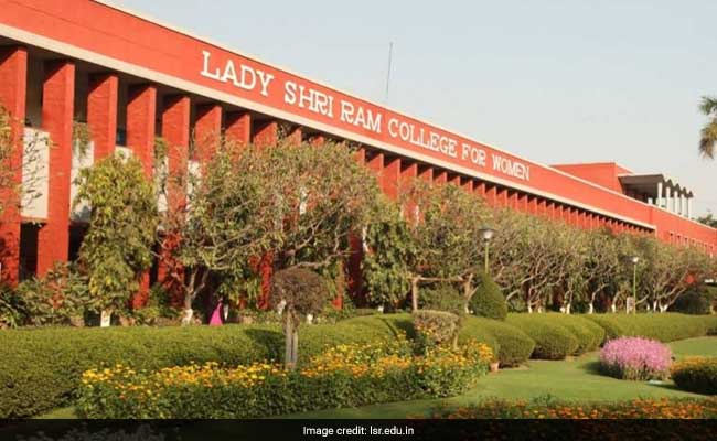 LSR College News: एक दिन ऑनलाइन पढ़ाई के बाद फिर खुलेंगी ऑफलाइन क्लासेस, सिक्योरिटी को लेकर अलर्ट
