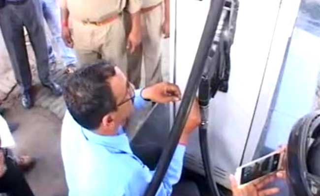 लखनऊ के सारे पेट्रोल पंप हड़ताल पर गए, एसटीएफ के छापों से नाराज पेट्रोल पंप मालिक