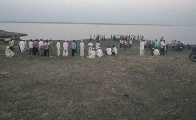 महाराष्ट्र के इंदापुर में घूमने आए 10 डॉक्टरों की नाव नदी में पलटी, 4 डूबे, 6 बचाए गए
