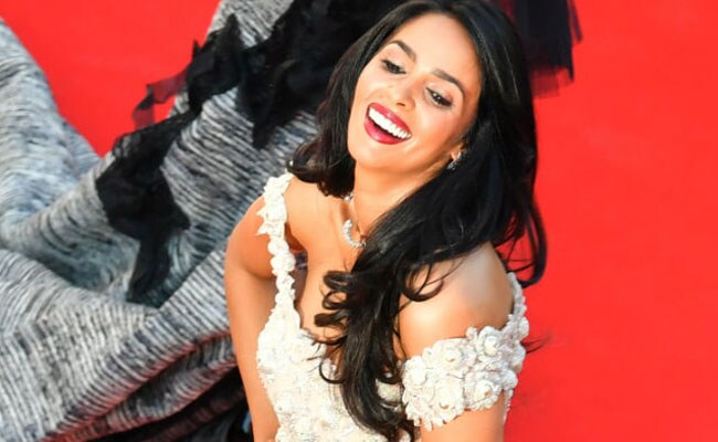 Cannes Film Festival: दीपिका के बाद मल्लिका शेरावत ने बिखेरे रेड कारपेट पर जलवे