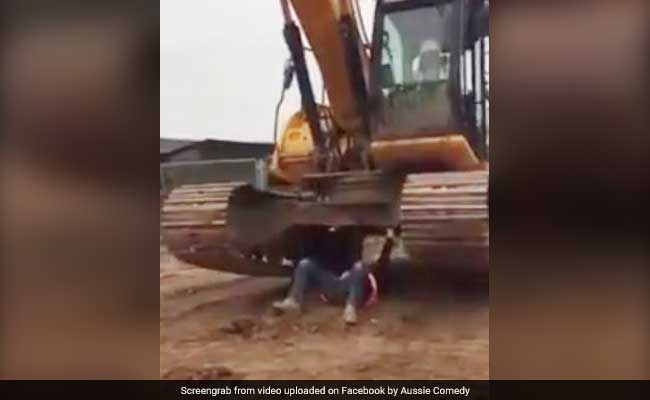 शख्स ने हाथों से उठा ली 30 टन की जेसीबी मशीन, Video देख हर कोई हैरान