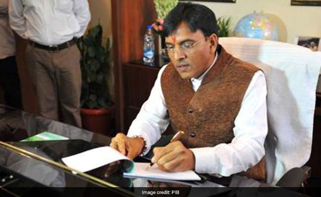 गुजरात में केंद्रीय मंत्री मनसुख मंडविया पर जूता उछाला गया