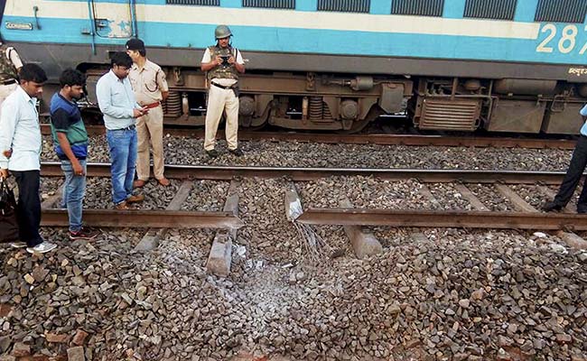 माओवादियों ने झारखंड में ट्रेन की पटरी उड़ाई, ट्रेनों की आवाजाही हुई बाधित