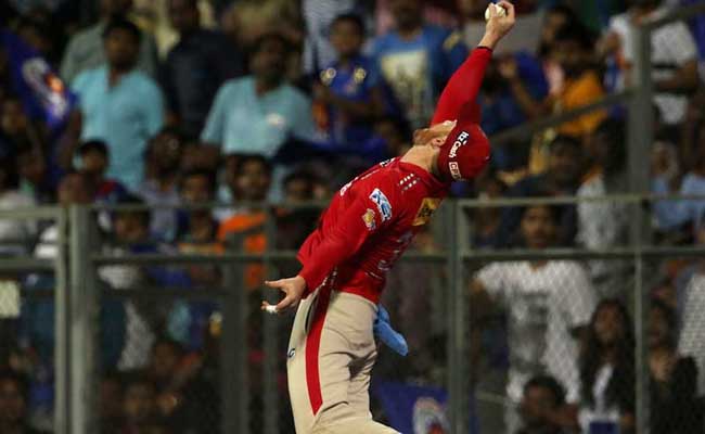 IPL 10: मार्टिन गप्टिल के एक हाथ से लिए यादगार कैच पर फैंस ने ट्विटर पर दी यह प्रतिक्रिया..