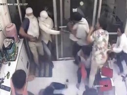 मथुरा का सर्राफा लूट कांड कैमरे में कैद, CM योगी हुए नाराज; तीन पुलिसकर्मी निलंबित मथुरा का सर्राफा लूट कांड कैमरे में कैद, CM योगी हुए नाराज; तीन पुलिसकर्मी निलंबित