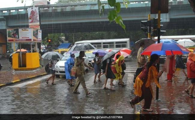 दिल्ली समेत कई राज्यों में बारिश से तापमान में गिरावट, लोगों ने उठाया मौसम का लुत्फ