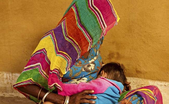 पति के अंतिम संस्कार के लिए बेटे को रखा गिरवी, बच्चों की प्यास बुझाने के लिए नाली का पानी पिलाने को हुई मजबूर