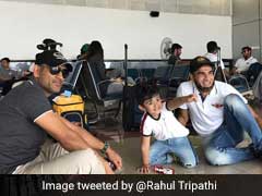वीडियो : धोनी की सादगी ने जीता सबका दिल, फर्श पर बैठकर इमरान ताहिर के बेटे के साथ खेलने लगे...
