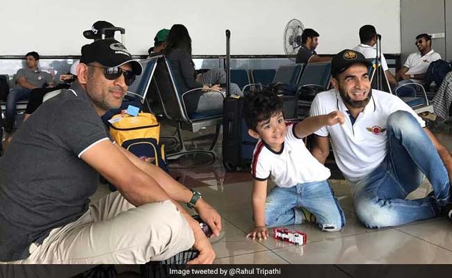 वीडियो : धोनी की सादगी ने जीता सबका दिल, फर्श पर बैठकर इमरान ताहिर के बेटे के साथ खेलने लगे...