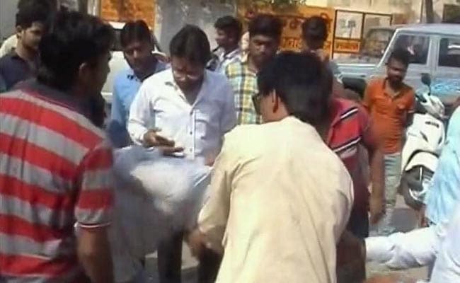 उत्तर प्रदेश के मुजफ्फरनगर में बजरंग दल कार्यकर्ताओं ने फिर कानून लिया हाथ में