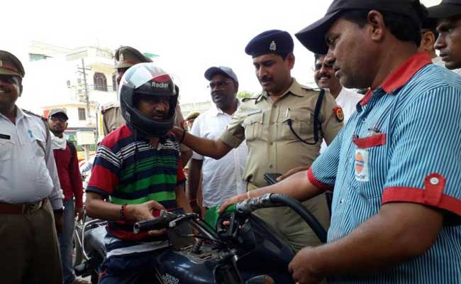 बनारस में शुरू हुई नो हेलमेट नो पेट्रोल की मुहि‍म