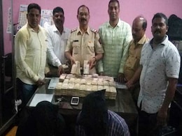मुंबई में एक करोड़ के पुराने नोटों के साथ चार गिरफ्तार मुंबई में एक करोड़ के पुराने नोटों के साथ चार गिरफ्तार